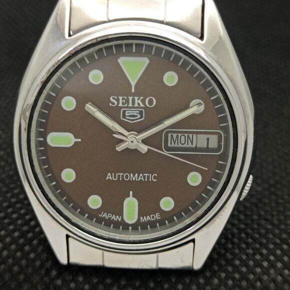 Vintage 1972 Seiko Automatic Mens Silver Watch W/daydate & Green accents - Picture 4 of 9
